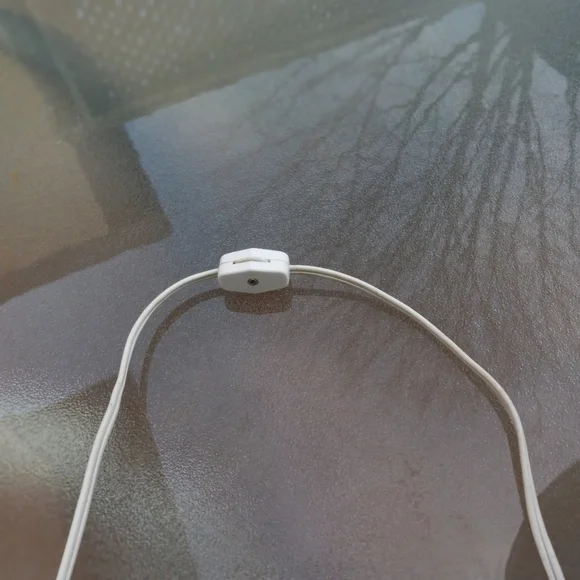 Magnified 9" Mirror w/ Light - Picture 5 of 7